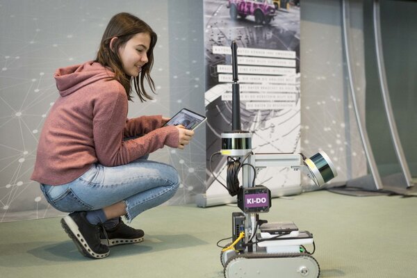 Mädchen am Girlsday mit Roboter.
