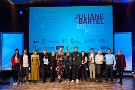 Bild der Preisträgerinnen und Preisträger des Medienpreises auf der Bühne